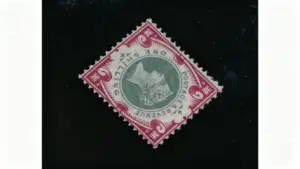 Francobollo vintage con bordo rosso e figura centrale verde su sfondo nero