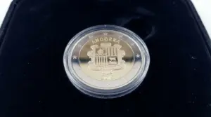 Moneta da 2 euro di Andorra 2015 in una custodia protettiva su sfondo nero