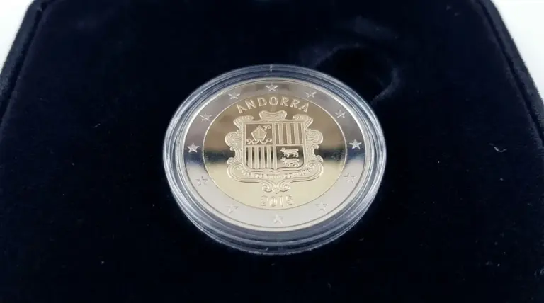 Moneta da 2 euro di Andorra 2015 in una custodia protettiva su sfondo nero