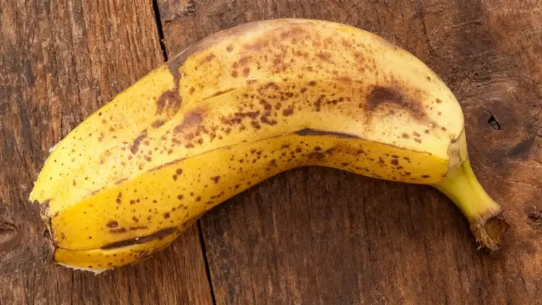 Buccia di banana matura su superficie in legno